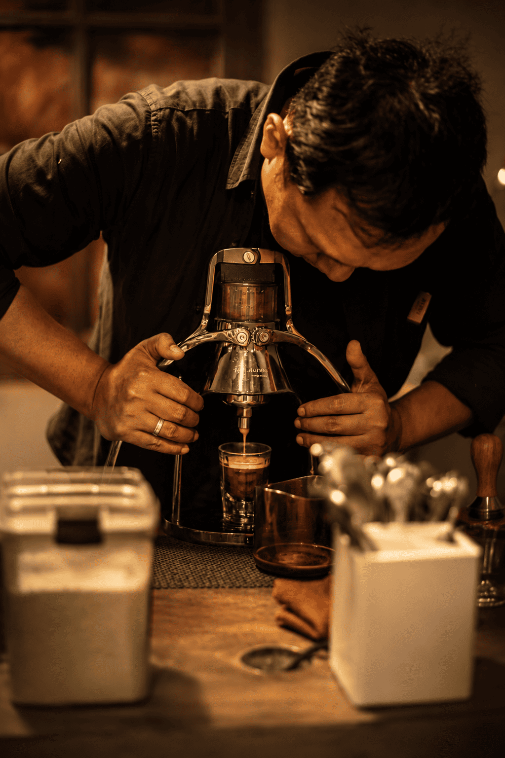Sedang membuat kopi
